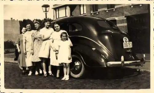 Foto Ak Frauen und Kinder stehen am Auto, Autokennzeichen 306153