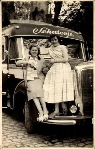 Foto Ak Zwei Frauen am Auto, Porträt, Schatorje