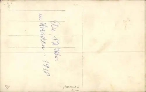 Foto Ak Mädchen fährt Rad, Zwei Männer, Radfahrerin