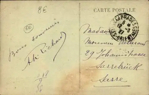 Ak Prades Pyrénées Orientales, Fontaine, Facade de l'Eglise