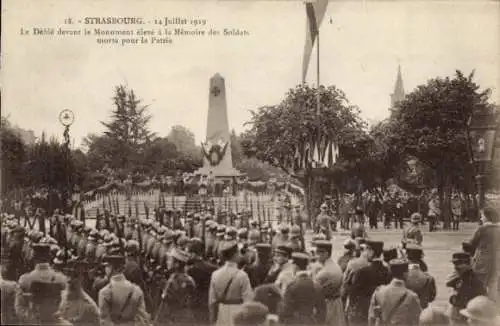 Ak Strasbourg Straßburg Elsass Bas Rhin, 14 Juillet 1919, Le Défilé devant le Monument élevé