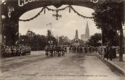 Ak Strasbourg Straßburg Elsass Bas Rhin, Le Defile des Chasseurs cyclistes sous l'Arc de Triomphe