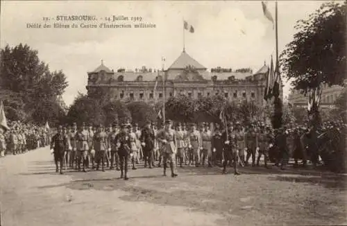 Ak Strasbourg Straßburg Elsass Bas Rhin, Defile des Eleves du Centre d'Instruction militaire