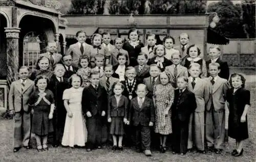 Ak Berlin, Schaefer's Märchenstadt Liliput in Berlin, Liliputaner, Gruppenfoto