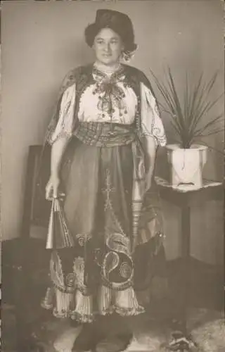 Foto Ak Karneval, Frau in Trachtenkleid, Standportrait, Fächer