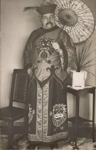 Foto Ak Karneval, Mann in asiatischem Kostüm, Standportrait, Papierschirm