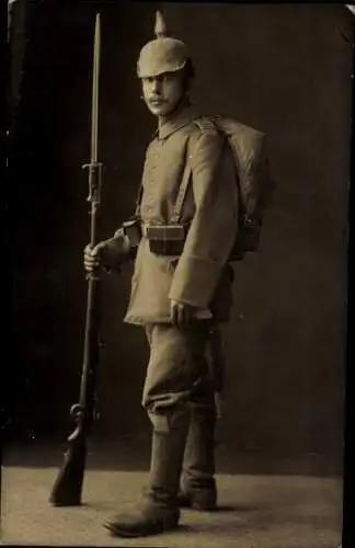 Foto Ak Deutscher Soldat in Uniform, Standportrait, Bajonett, Einquartierung Theus, Erfurt Nov. 1915