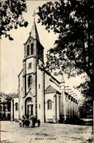Ak Medea Algerien, Blick zur Kirche, Passanten