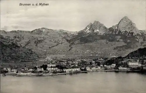 Ak Brunnen Kt. Schwyz Schweiz, Totalansicht des Ortes mit Mythen