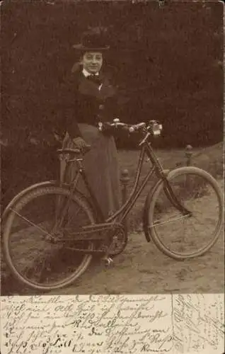 Foto Ak Berlin Steglitz Groß Lichterfelde, Frau mit einem Fahrrad, Portrait