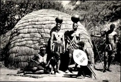 Foto Ak Afrika, Afrikaner vor einer Strohhütte