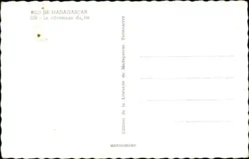 Ak Madagaskar, Barbusige Frau mahlt Reis