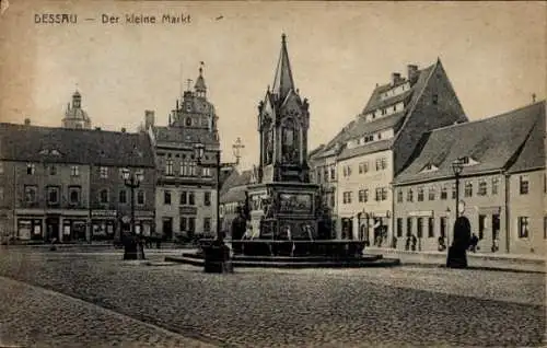 Ak Dessau in Sachsen Anhalt, Kleiner Markt, Brunnen