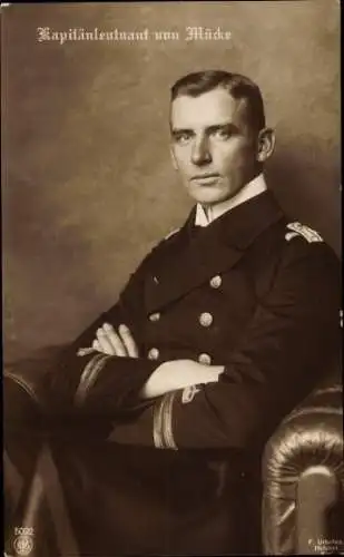 Ak Kapitänleutnant Hellmuth von Mücke, Sitzportrait in Uniform, Kaiserliche Marine