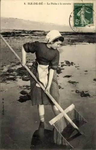 Ak Ile de Ré Charente Maritime, Krabbenfischerin in Tracht