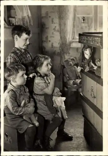 Foto Ak Kinder mit Puppen vor einem Kasperle-Theater