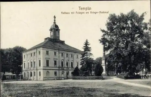 Ak Templin Uckermark, Rathaus, Anlagen am Kriegerdenkmal