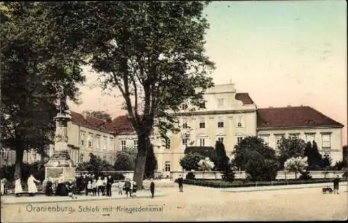 Ak Oranienburg in Brandenburg, Schloss, Kriegerdenkmal