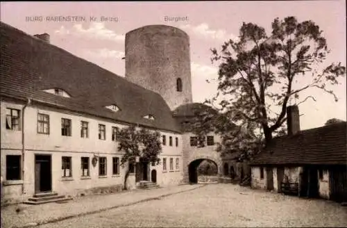 Ak Raben Rabenstein im Fläming, Burg Rabenstein, Burghof