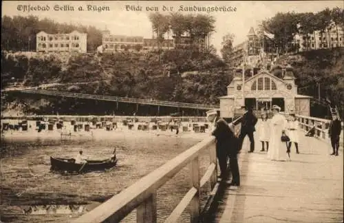 Ak Ostseebad Sellin auf Rügen, Blick von der Landungsbrücke, Personen, Boot