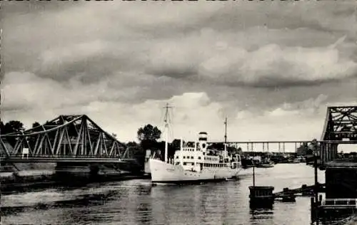 Ak Rendsburg in Schleswig Holstein, Drehbrücke, Schiff