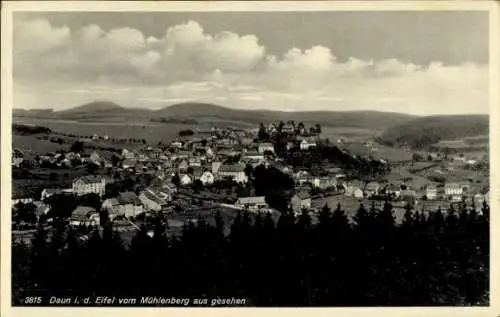 Ak Daun in der Eifel, Panorama, Vom Mühlenberg aus gesehen