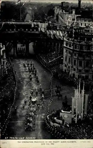 Ak London City, Blick auf den Trafalgar Square, Krönung von Queen Elizabeth am 2.6.1953