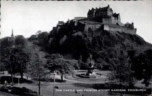 Ak Edinburgh Schottland, Princes Street Gardens, Schloss