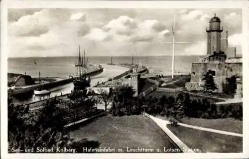 Ak Kołobrzeg Ostseebad Kolberg Pommern, Hafeneinfahrt, Leuchtturm, Lotsen-Station