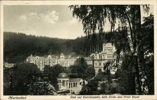 Ak Mariánské Lázně Marienbad Region Karlsbad, Rudolfsquelle, katholische Kirche, Hotel Royal