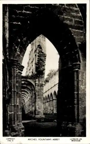 Ak North Yorkshire, Fountains Abbey, Bögen