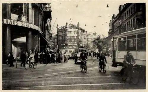 Foto Chemnitz in Sachsen, Johannisplatz, Geschäftshaus Schellenberg, Straßenbahn, Fahrradfahrer