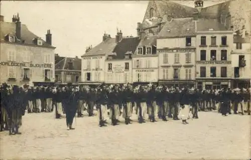 Foto Ak Rosny sous Bois Seine-Saint-Denis, Parade auf dem Platz