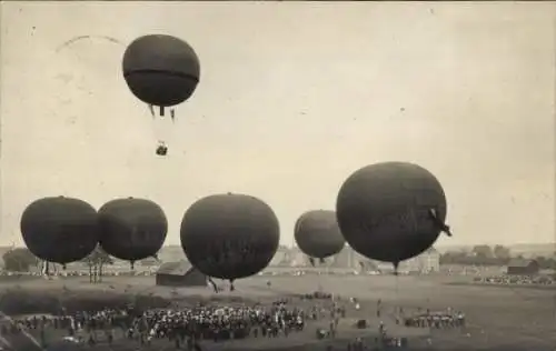 Foto Ak Zwickau in Sachsen, Ballontaufe, Flugplatz, Gasballons