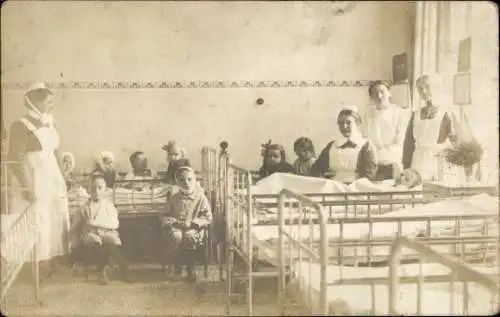 Foto Ak Kinder im Krankenhaus, Schlafsaal, Krankenschwestern, 1914-1915