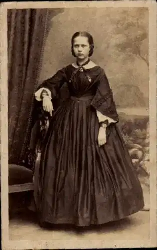 Kabinett Foto Hannover in Niedersachsen, Standportrait einer jungen Frau, um 1870