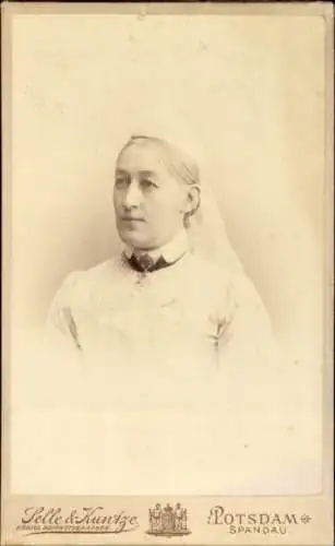 CdV Potsdam in Brandenburg, Portrait einer Frau, Krankenschwester, 1901