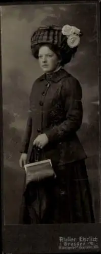 CdV Dresden, Standportrait einer Frau mit Hut und Handtasche