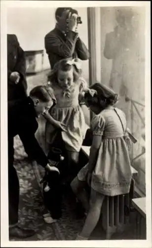 Ak Niederländisches Königshaus, Prinzessin Beatrix der Niederlande, Puppe, Soestdijk 1947