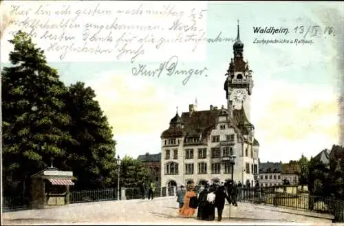 Ak Waldheim Sachsen, Zschopaubrücke und Rathaus, Passanten