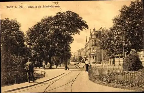 Ak Bonn in Nordrhein Westfalen, Blick in die Bahnhofstraße, Grünanlagen, Passanten