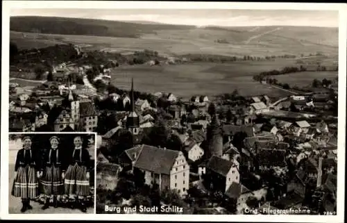 Ak Schlitz in Hessen, Fliegeraufnahme Stadt und Burg, Frauen in Tracht