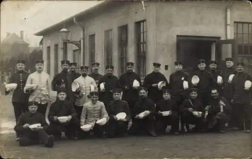 Foto Ak Deutsche Soldaten in Uniformen mit Tellern