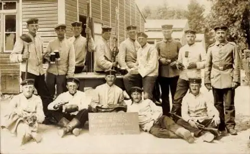 Foto Ak Deutsche Soldaten in Uniformen, Gruppenaufnahme