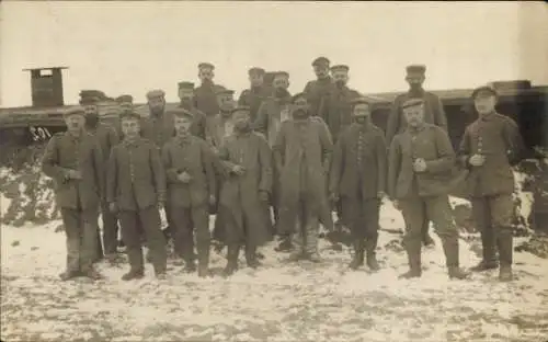 Foto Ak Deutsche Soldaten in Uniformen, Gruppenaufnahme