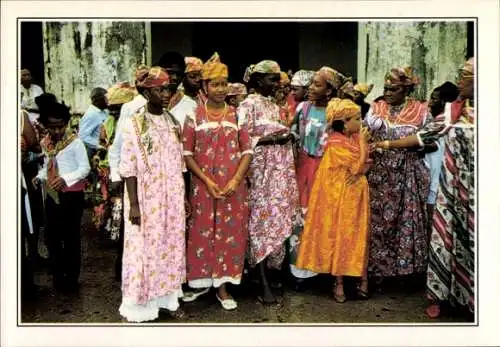 Ak Französisch Guayana, Guyana, Frauen in Tracht, Messe in der Kathedrale San Salvador