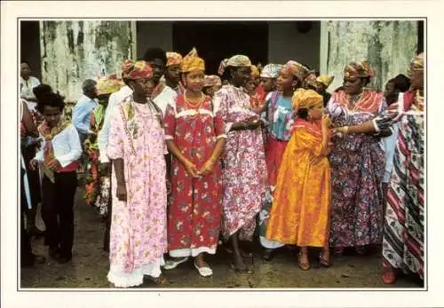 Ak Französisch Guayana, Guyana, Frauen in Tracht, Messe in der Kathedrale San Salvador