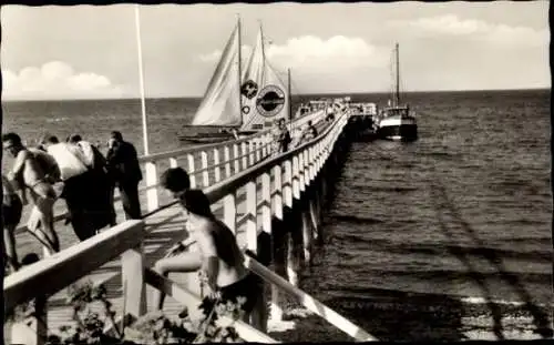 Ak Niendorf Timmendorfer Strand Ostholstein, Partie a. d. Seebrücke, Menschen, Segelboote, Meerblick