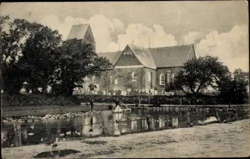 Ak Nieblum auf der Insel Föhr Nordfriesland, St. Johanniskirche, Spielzeugboot