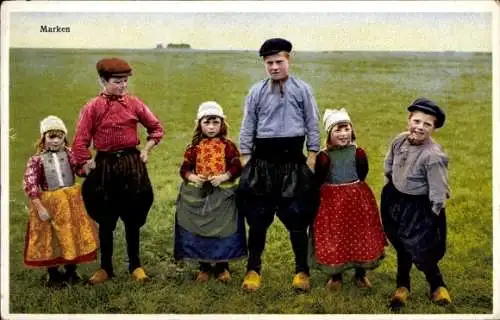 Ak Marken, Photochromie, Nenke und Ostermaier Serie 292 Nr. 4460, Kinder in Tracht, Holzschuhe